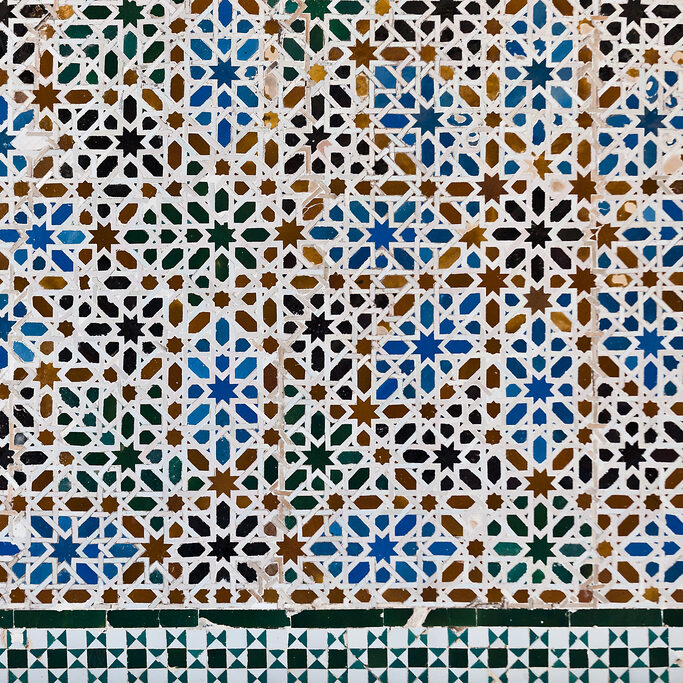 Azulejos vidriados de los Reales Alcázares de Sevilla, España.
